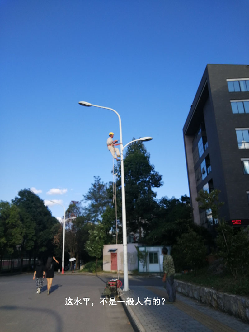 貴州某高校為本校區(qū)內(nèi)600多盞路燈更換LED燈頭及加裝太陽能LORA調(diào)光控制模塊，達到了節(jié)能和智能控制的目的。(圖8)